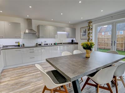 Kitchen/Dining Room: